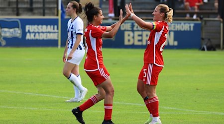 Die Unionerin Dina Sophia Orschmann (r) trifft zum 1:4 im Regionalliga-Spiel gegen Hertha BSC und wird von einer Mitspielerin dazu beglückwünscht. / Foto: Jörg Carstensen/dpa