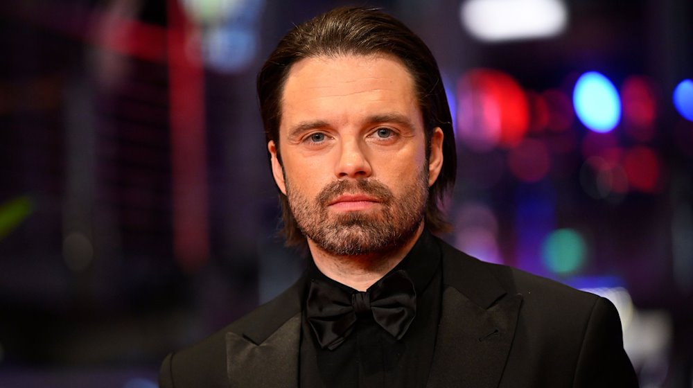 Sebastian Stan, Schauspieler, steht auf dem Roten Teppich. / Foto: Monika Skolimowska/dpa