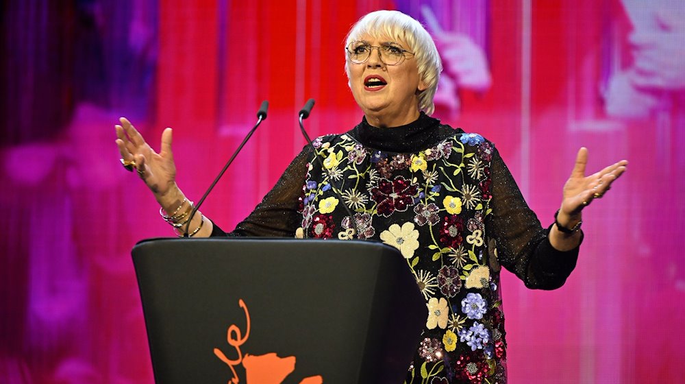 Claudia Roth (Bündnis 90/Die Grünen), Staatsministerin für Kultur und Medien, spricht am Eröffnungsabend der Berlinale. / Foto: Monika Skolimowska/dpa