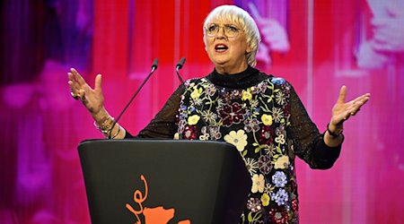 Claudia Roth (Bündnis 90/Die Grünen), Staatsministerin für Kultur und Medien, spricht am Eröffnungsabend der Berlinale. / Foto: Monika Skolimowska/dpa