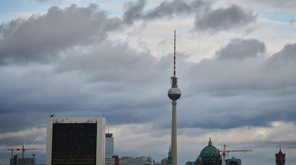 Wolken ziehen am Fernsehturm vorbei. Heitere Abschnitte gibt es am Freitag und in den nächsten Tagen. / Foto: Annette Riedl/dpa