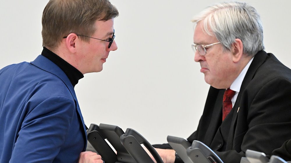 Sebastian Walter (l), Fraktionsvorsitzender Die Linke Brandenburg, und Jörg Steinbach (r, SPD), Brandenburger Minister für Wirtschaft, Arbeit und Energie, unterhalten sich während der 101. Sitzung des Brandenburger Landtags. / Foto: Soeren Stache/dpa