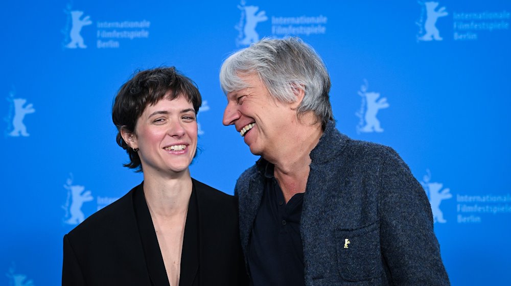 Regisseur Andreas Dresen (r) und die Schauspielerin Liv Lisa Fries (l) lachen beim Photocall ihres Films „In Liebe, Eure Hilde“ (Sektion Wettbewerb). / Foto: Soeren Stache/dpa