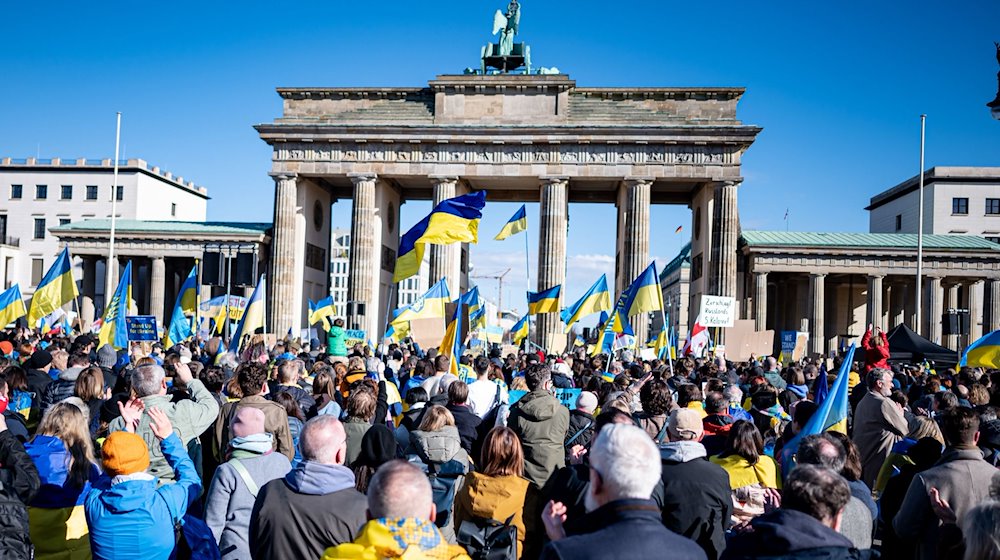 Menschen nehmen an der Solidaritätsdemonstration des Vereins Vitsche «Zusammen Demokratie verteidigen» teil. / Foto: Fabian Sommer/dpa