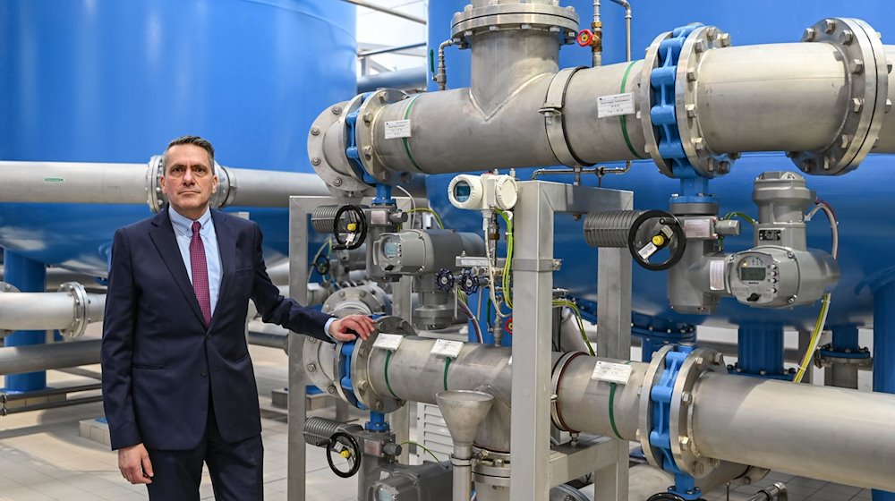 André Bähler, Verbandsvorsteher vom Wasserverband Strausberg-Erkner, im Wasserwerk Spitzmühle. / Foto: Patrick Pleul/dpa-Zentralbild/dpa/Archivbild