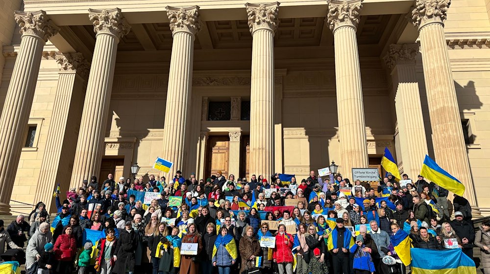 Mehr als 150 Ukrainerinnen und Ukrainer machen am zweiten Jahrestag des Beginns des russischen Angriffskriegs gegen die Ukraine bei einer Solidaritätskundgebung in Potsdam mit. / Foto: Oliver von Riegen/dpa