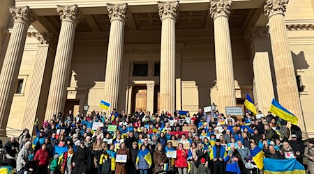 Mehr als 150 Ukrainerinnen und Ukrainer machen am zweiten Jahrestag des Beginns des russischen Angriffskriegs gegen die Ukraine bei einer Solidaritätskundgebung in Potsdam mit. / Foto: Oliver von Riegen/dpa