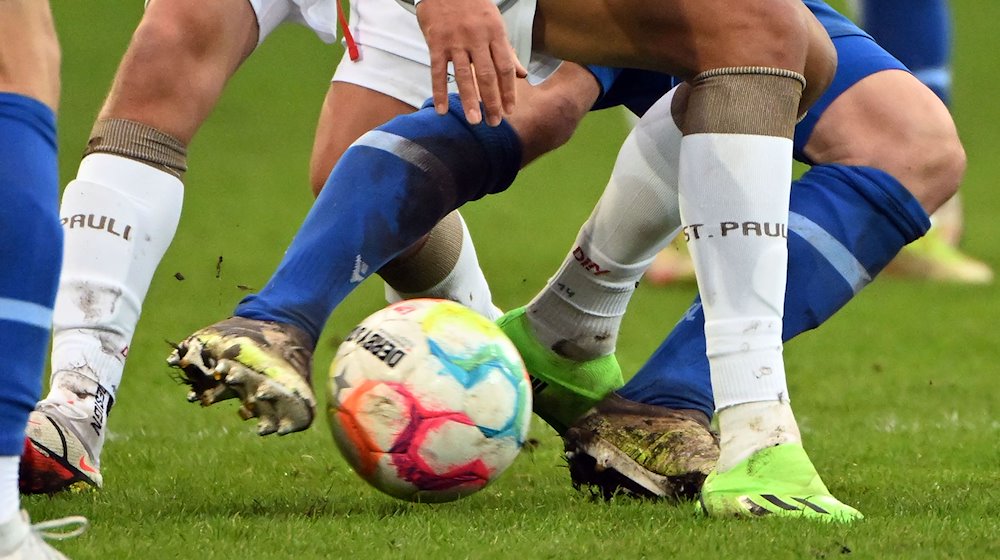 Fußballspieler zweier gegnerischer Mannschaften kämpfen um den Ball. / Foto: Uli Deck/dpa/Symbolbild