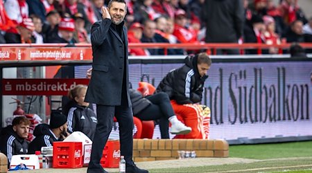 Trainer Nenad Bjelica von Union Berlin reagiert am Spielfeldrand. / Foto: Andreas Gora/dpa/Archivbild