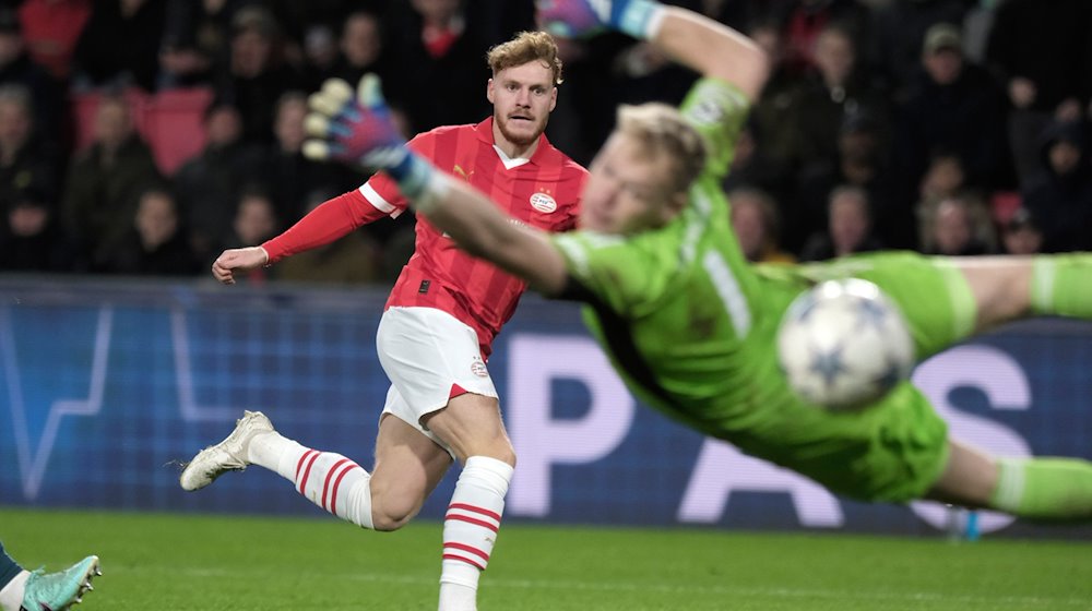 Yorbe Vertessen von PSV Eindhoven erzielt ein Tor. / Foto: Patrick Post/AP/dpa