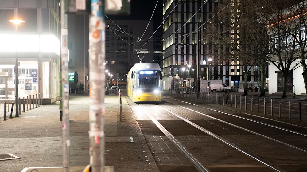 Eine Straßenbahn fährt beim Warnstreik der Berliner Verkehrsbetriebe (BVG) am Alexanderplatz. / Foto: Paul Zinken/dpa