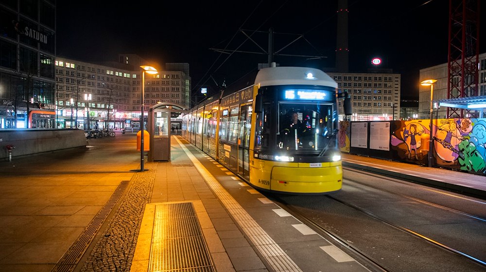 Eine Tram fährt beim Warnstreik der Berliner Verkehrsbetrieben (BVG) am Alexanderplatz. / Foto: Paul Zinken/dpa