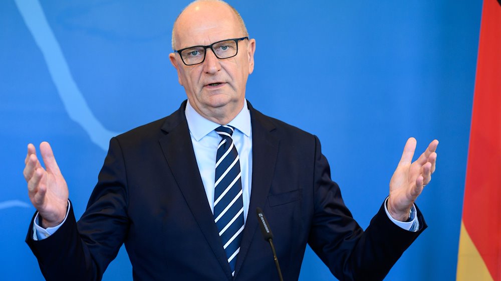 Dietmar Woidke (SPD), Ministerpräsident von Brandenburg, äußert sich bei einer Pressekonferenz. / Foto: Bernd von Jutrczenka/dpa