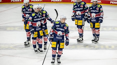 Spieler der Eisbären Berlin laufen nach der Niederlage enttäuscht über das Eis. / Foto: Andreas Gora/dpa