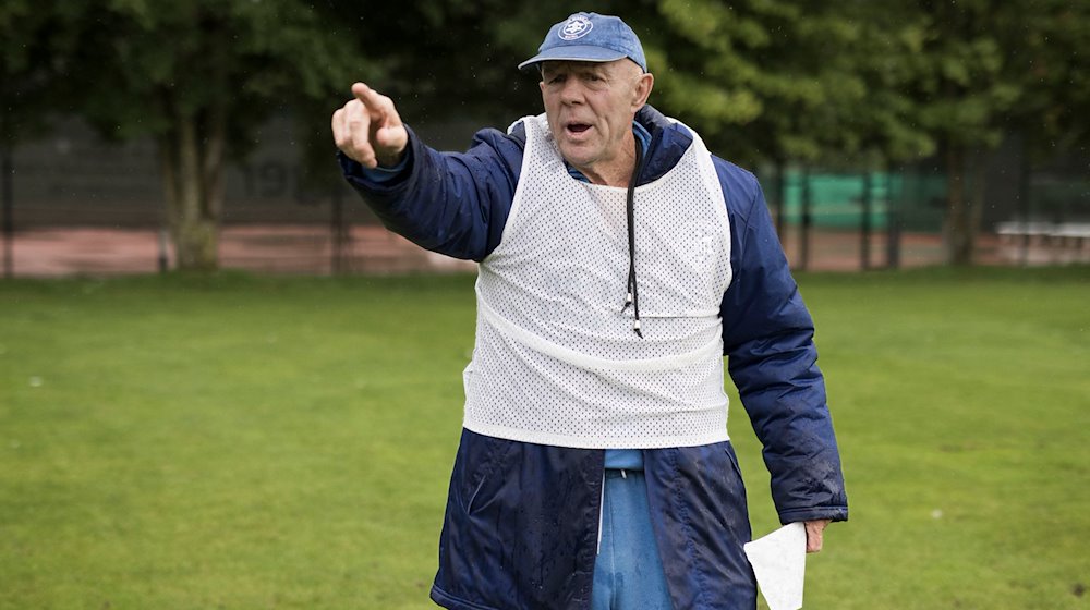 Wolfgang Sandhowe, Trainer bei TuS Makkabi, auf dem Spielfeld in der Julius-Hirsch-Sportanlage. / Foto: Carsten Koall/dpa