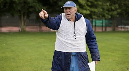 Wolfgang Sandhowe, Trainer bei TuS Makkabi, auf dem Spielfeld in der Julius-Hirsch-Sportanlage. / Foto: Carsten Koall/dpa