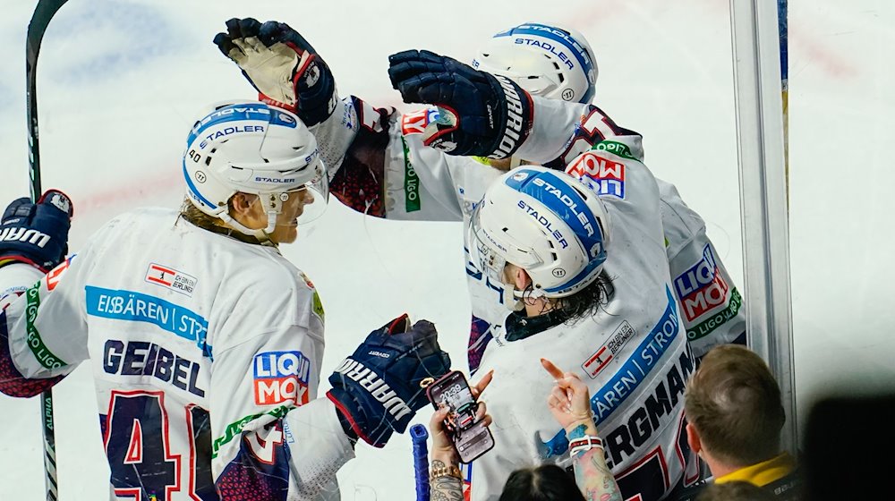 Berlins Lean Bergmann (r) jubelt mit Mannschaftskollegen über das Tor zum 2:3. / Foto: Uwe Anspach/dpa