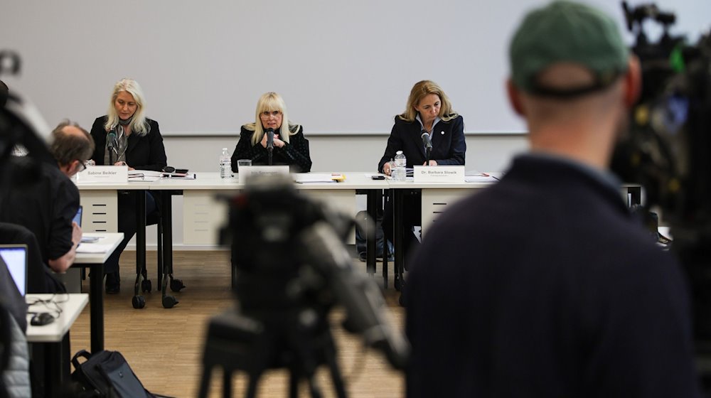 Iris Spranger (SPD, M), Senatorin für Inneres, Digitalisierung und Sport von Berlin, spricht auf der Pressekonferenz zur Vorstellung der Polizeilichen Kriminalstatistik und der politisch motivierten Kriminalität 2023 in Berlin. / Foto: Hannes P Albert/dpa