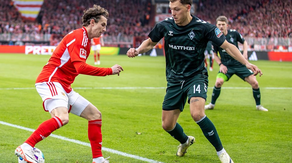 Berlins Brenden Aaronson (l) kämpft gegen Senne Lynen von Werder Bremen um den Ball. / Foto: Andreas Gora/dpa