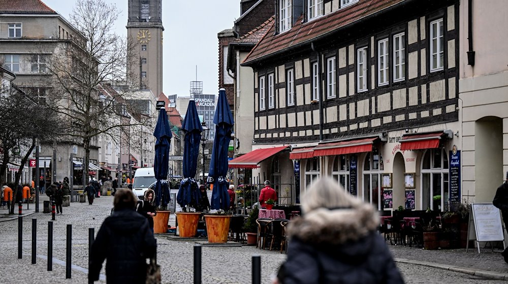 Passanten gehen durch die Spandauer Altstadt. / Foto: Britta Pedersen/dpa