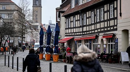 Passanten gehen durch die Spandauer Altstadt. / Foto: Britta Pedersen/dpa