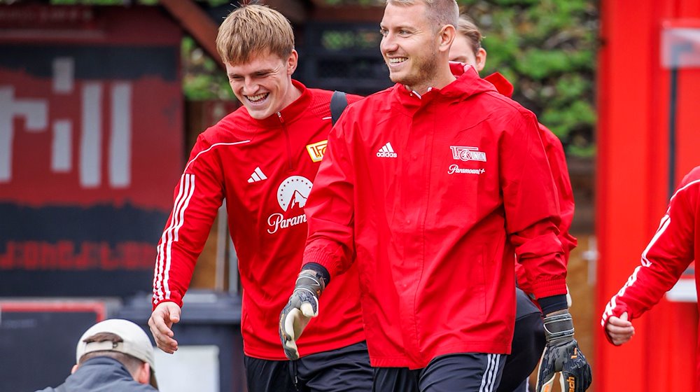 Mikkel Kaufmann (l) und Torwart Jakob Busk betreten den Trainingsplatz. / Foto: Andreas Gora/dpa/Archivbild