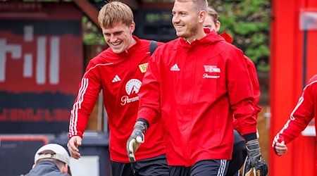 Mikkel Kaufmann (l) und Torwart Jakob Busk betreten den Trainingsplatz. / Foto: Andreas Gora/dpa/Archivbild