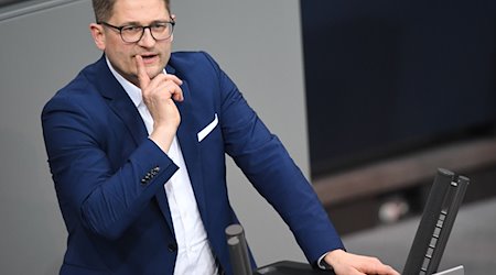 René Springer (AfD) spricht in der Debatte des Bundestags zu der Einführung einer Bezahlkarte für Asylsuchende. / Foto: Serhat Kocak/dpa