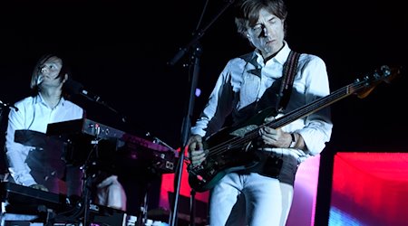 Die franzöischen Musiker Jean-Benoit Dunckel (L) und Nicolas Godin (R) des Duos Air spielen in der Stravinski Hall beim 50. Montreux Jazz Festival. / Foto: Laurent Gillieron/dpa/Archivbild