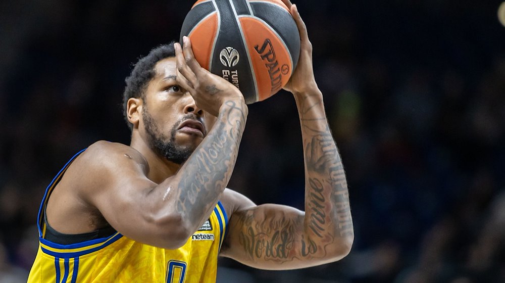 Berlins Sterling Brown hält den Ball bereit für einen Freiwurf. / Foto: Andreas Gora/dpa/Archivbild