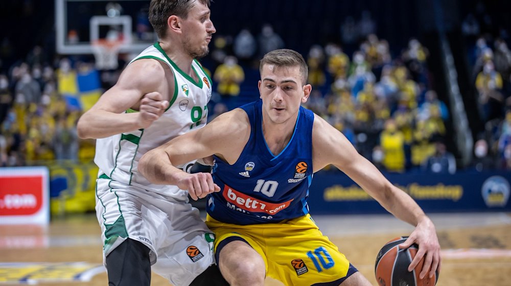 Edgaras Ulanovas von Zalgiris Kaunas kämpft gegen Albas Tim Schneider (r) um den Ball. / Foto: Andreas Gora/dpa