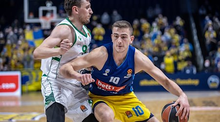 Edgaras Ulanovas von Zalgiris Kaunas kämpft gegen Albas Tim Schneider (r) um den Ball. / Foto: Andreas Gora/dpa