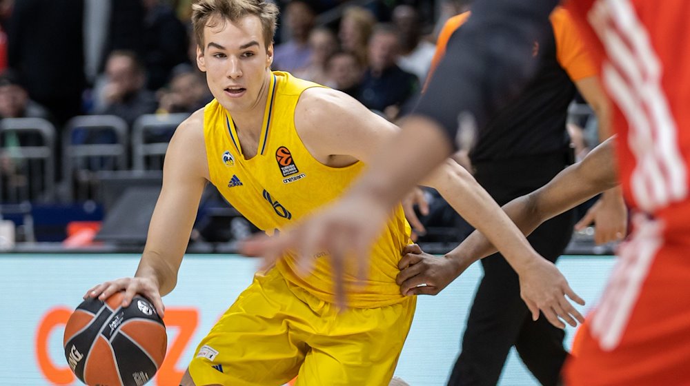 Malte Delow hat seinen Vertrag bei Alba Berlin verlängert. / Foto: Andreas Gora/dpa