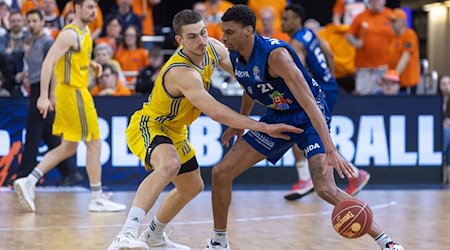 Derrick Alston Jr. (r) von den Rostock Seawolves gegen Tim Schneider (l) von Alba Berlin. / Foto: Jens Büttner/dpa