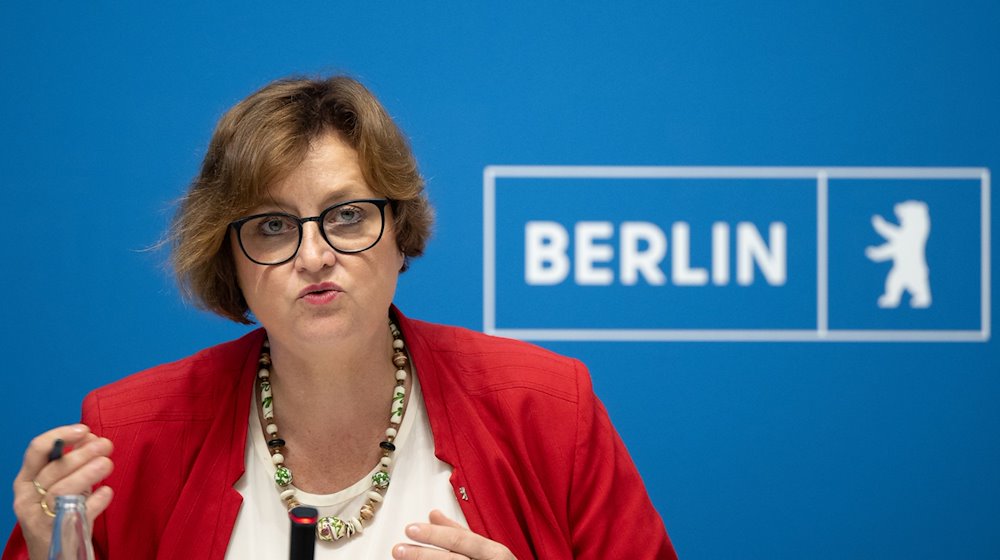 Ina Czyborra (SPD), Berliner Senatorin für Wissenschaft, Gesundheit und Pflege, spricht während einer Pressekonferenz nach dem Berliner «Sicherheitsgipfel» im Roten Rathaus. / Foto: Sebastian Gollnow/dpa