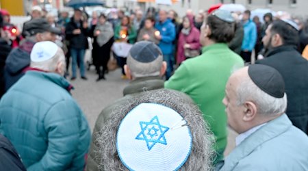 Potsdamer demonstrieren vor der jüdischen Gemeinde gegen Antisemitismus. / Foto: Bernd Settnik/dpa-Zentralbild/dpa/Archivbild