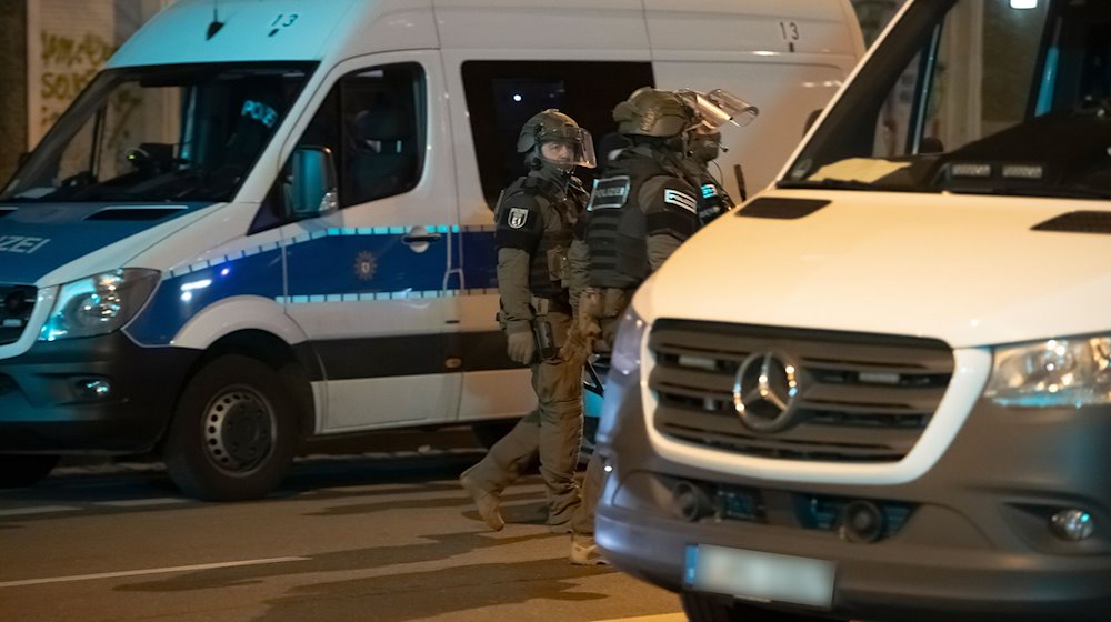 SEK-Beamte verlassen ein Grundstück im Stadtteil Friedrichshain. / Foto: Paul Zinken/dpa