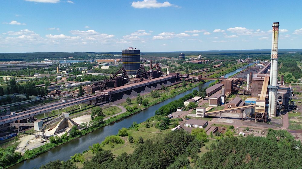 Das Werk der Arcelor Mittal Eisenhüttenstadt GmbH auf beiden Seiten des Oder-Spree-Kanals. / Foto: Patrick Pleul/dpa-Zentralbild/dpa/Archivbild