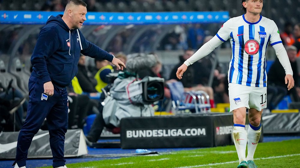 Herthas Trainer Pal Dardai (l) gibt seinem Spieler Fabian Reese (r) Anweisungen. / Foto: Soeren Stache/dpa