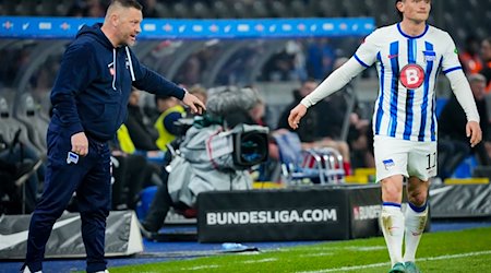 Herthas Trainer Pal Dardai (l) gibt seinem Spieler Fabian Reese (r) Anweisungen. / Foto: Soeren Stache/dpa