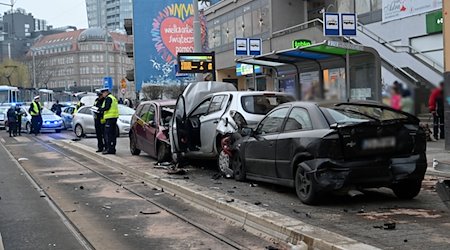 Rettungskräfte sind im Einsatz an einer Unfallstelle am Rodlo-Platz. / Foto: Marcin Bielecki/PAP/dpa