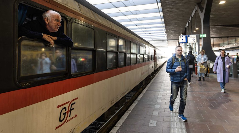 Ein Passagier an Bord des neuen Nachtzuges, der zwischen Berlin, Amsterdam und Brüssel verkehrt, schaut aus einem Zugfenster. / Foto: Eva Plevier/ANP/dpa/Archivbild