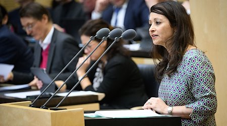 Felor Badenberg (parteilos), Berliner Senatorin für Justiz und Verbraucherschutz, spricht in der Plenarsitzung. / Foto: Bernd von Jutrczenka/dpa