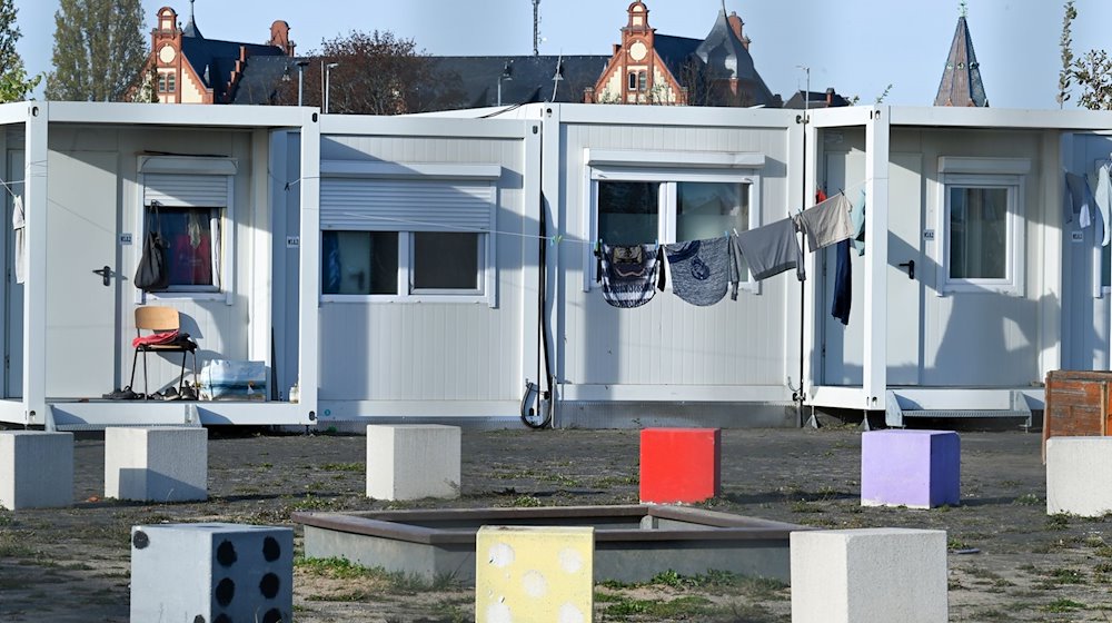 Die Container am Columbiadamm auf dem Tempelhofer Feld sind Unterkünfte für Geflüchtete. / Foto: Lena Lachnit/dpa