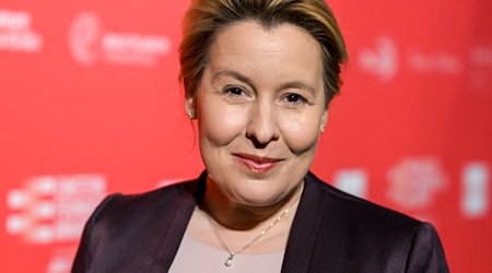Franziska Giffey (SPD), Berliner Senatorin für Wirtschaft, Energie und Betriebe, kommt zu einer Preisverleihung. / Foto: Jens Kalaene/dpa