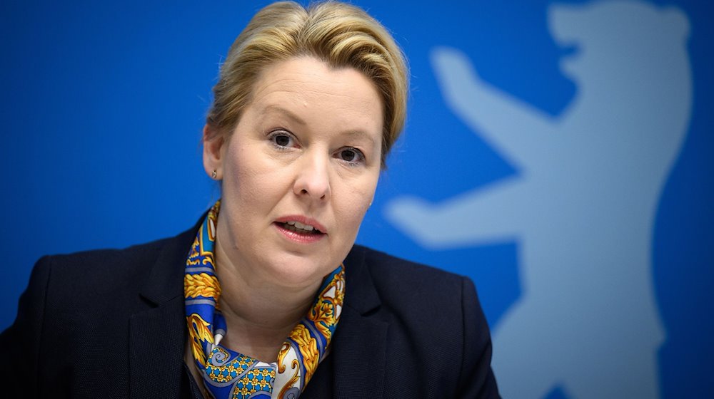 Franziska Giffey (SPD), Berliner Senatorin für Wirtschaft, Energie und Betriebe, äußert sich bei der Pressekonferenz nach der Sitzung des Berliner Senats im Roten Rathaus zu aktuellen Themen. / Foto: Bernd von Jutrczenka/dpa