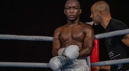 Abass Baraou (l) steht nach dem Kampf enttäuscht in der Ecke. / Foto: Andreas Gora/dpa