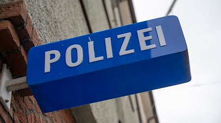 Ein Schild hängt am Eingang zu einer Polizeiinspektion. / Foto: Peter Kneffel/dpa/Symbolbild