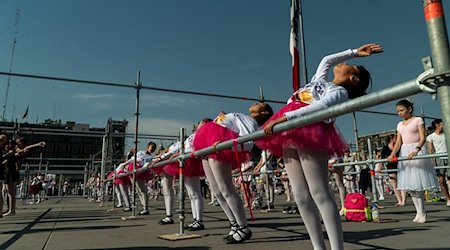 Mädchen nehmen an einer Balletstunde teil. / Foto: Jair Cabrera Torres/dpa