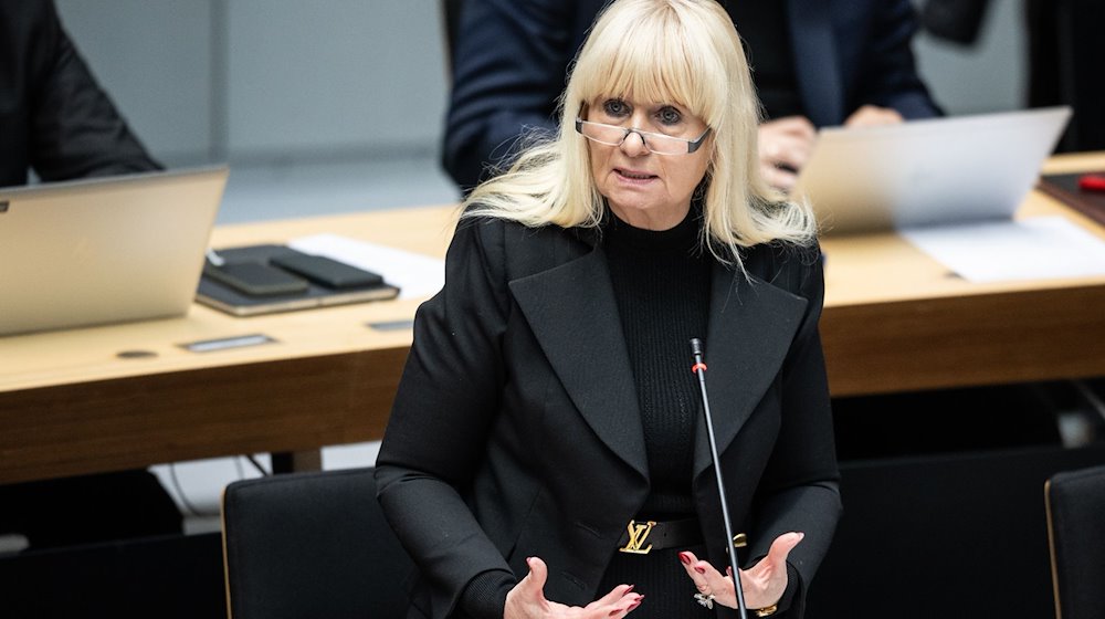 Iris Spranger (SPD), Berliner Senatorin für Inneres und Sport, spricht im Abgeordnetenhaus. / Foto: Hannes P. Albert/dpa